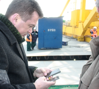 Illustration for article titled Why Might This Russian Politician Be Using Three iPhones At the Same Time?